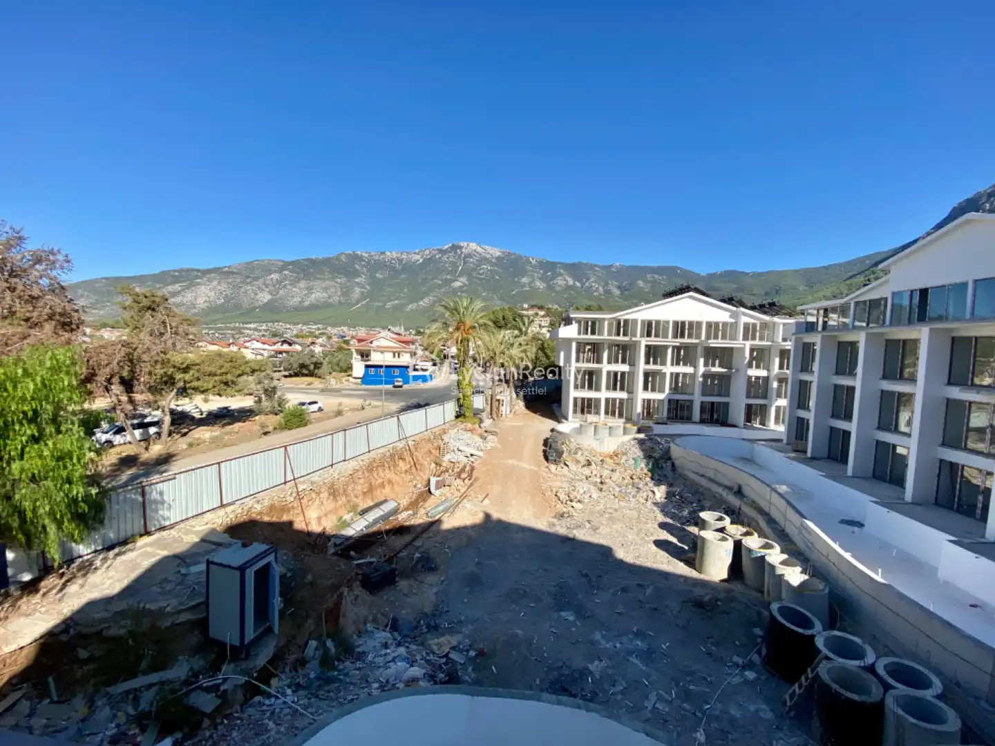 SWIM UP RESIDENCE IN HISARONU