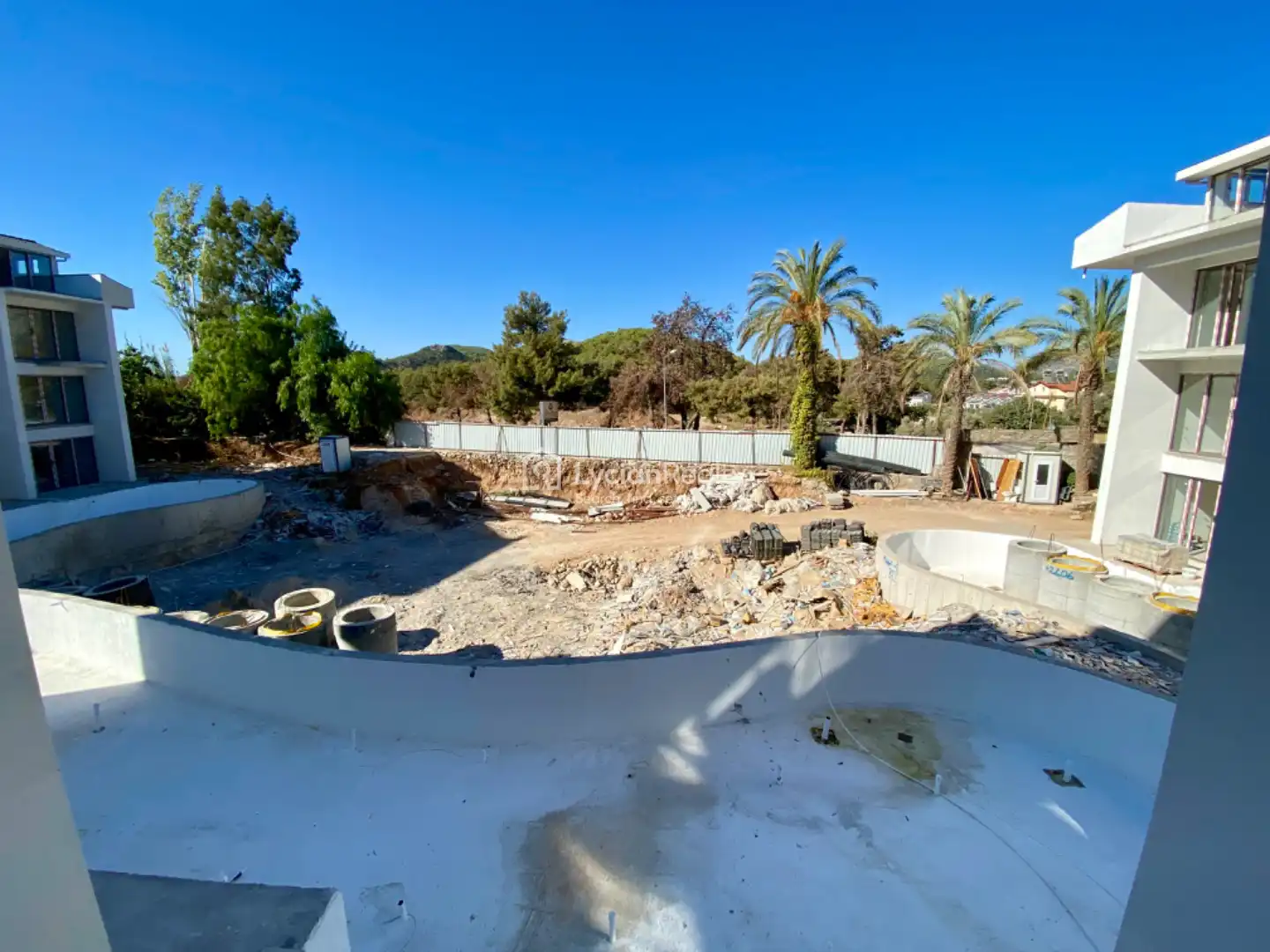 SWIM UP RESIDENCE IN HISARONU