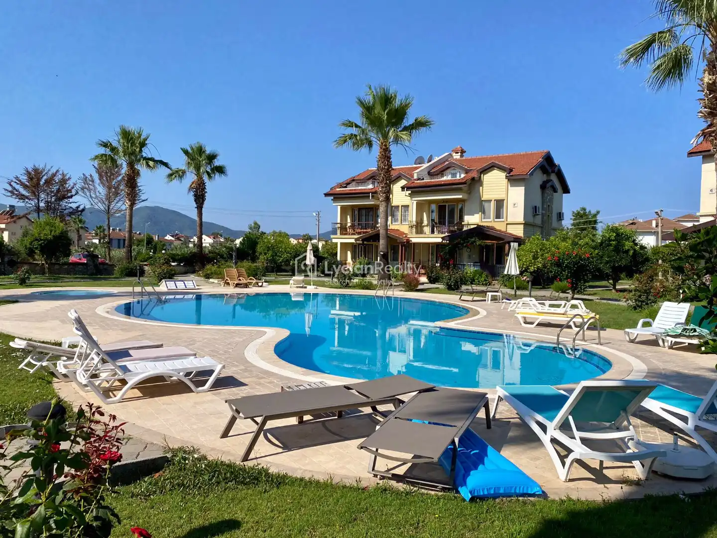 Flat Green - Turkish Houses with Large Gardens and Pools